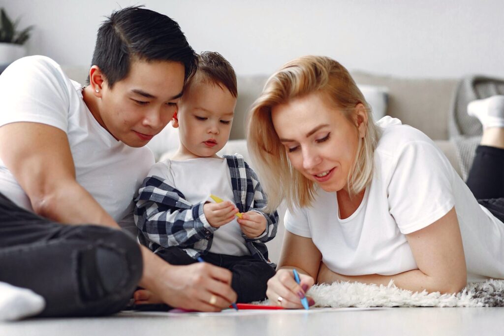 تشجيع بلا ضغط: كيف تمدح طفلك أثناء التعلّم؟