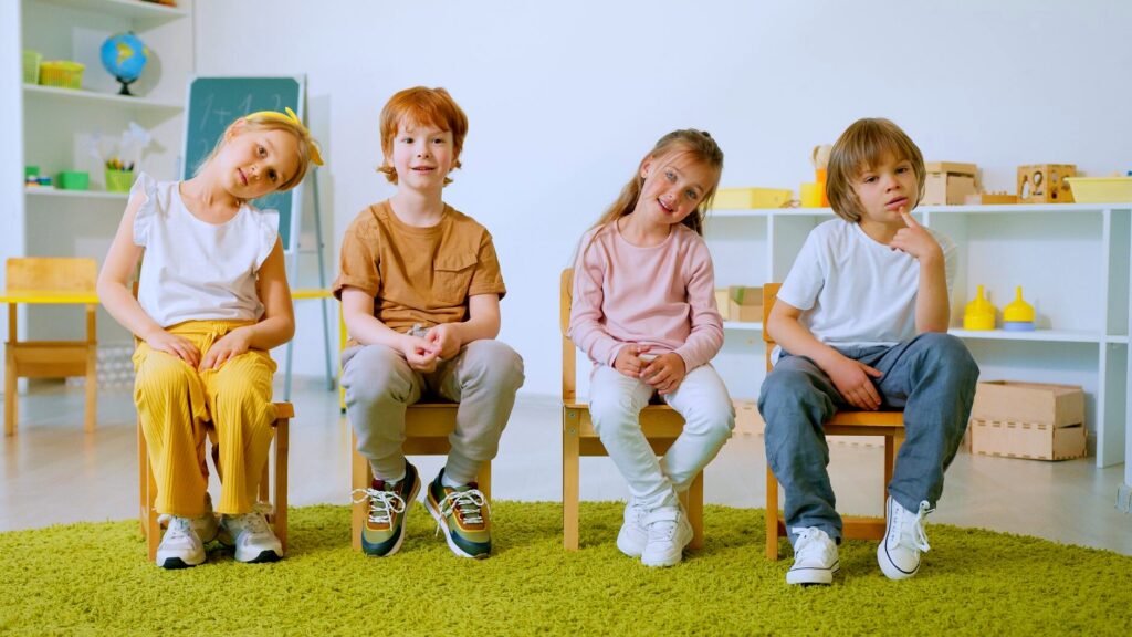 كيف تعرف أن طفلك يتعلّم بأذنه: 7 علامات واضحة