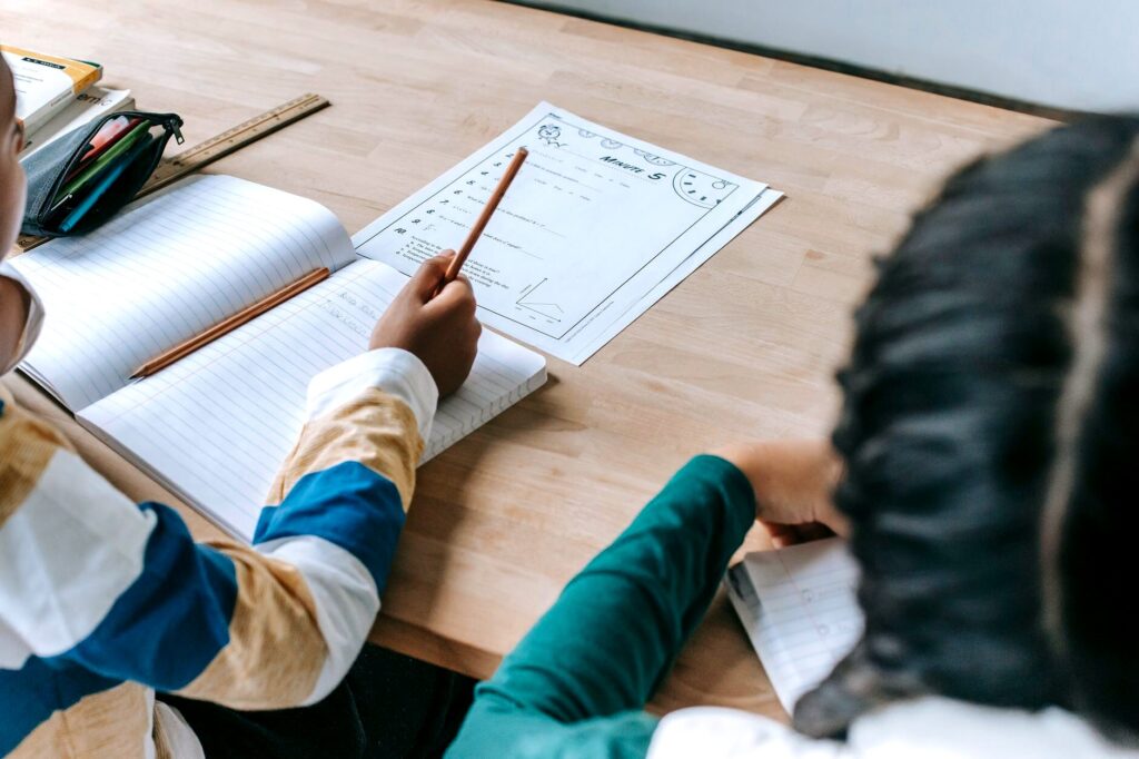 متى تبدأ الكتابة عند طفلك؟ علامات وأعمار
