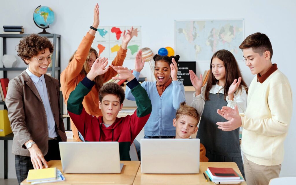 كيف تعرف أن طفلك يتعلّم بيده وجسمه: علامات عملية