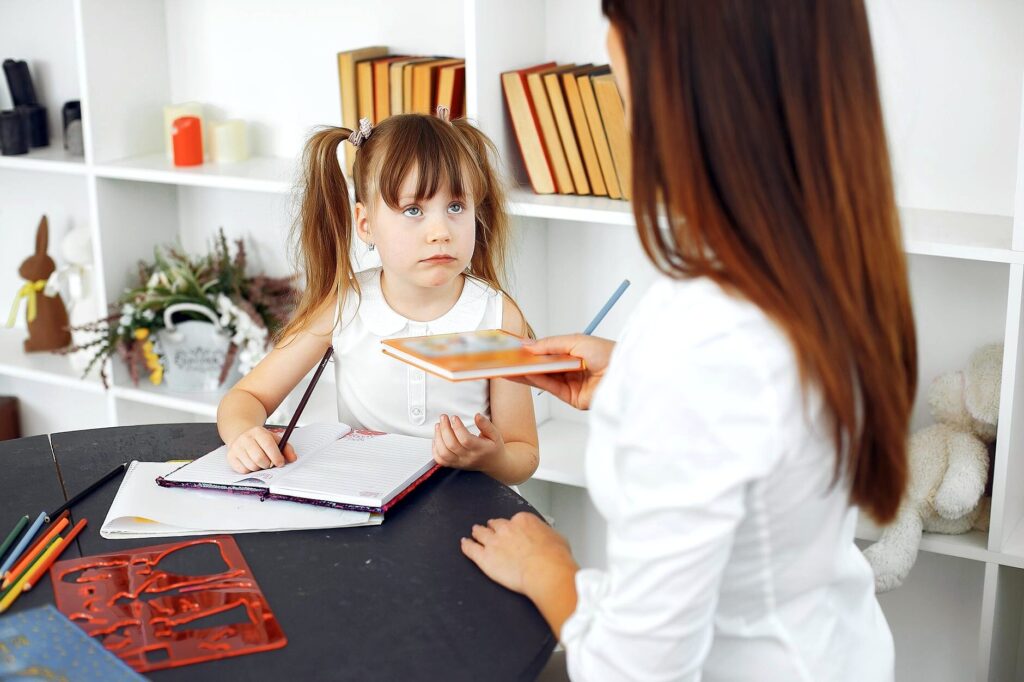 كيف تعرف أن طفلك يتقدم في تعلم العربية؟ قياس حقيقي وليس…