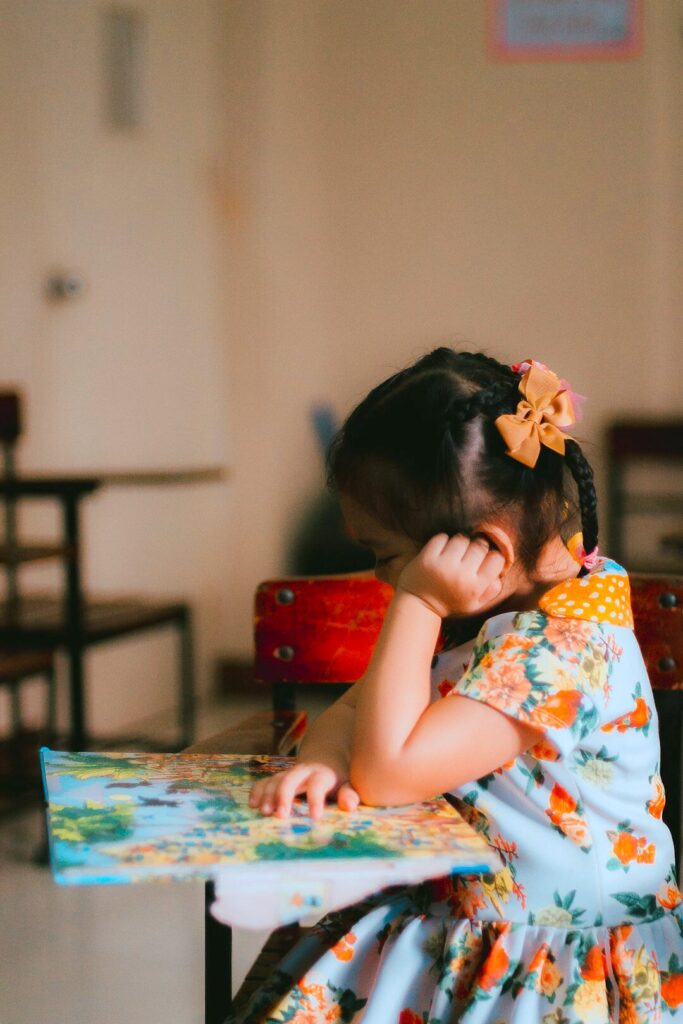 من المقطع إلى الجملة - مراحل تعلّم القراءة