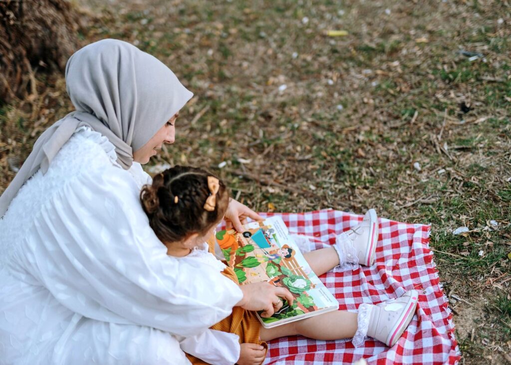 الفصحى أم العامية للطفل؟ خطة عملية من الولادة إلى 6 سنوات