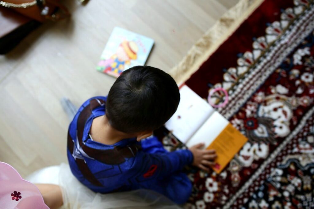 من الحرف إلى المقطع - مراحل تعلّم القراءة