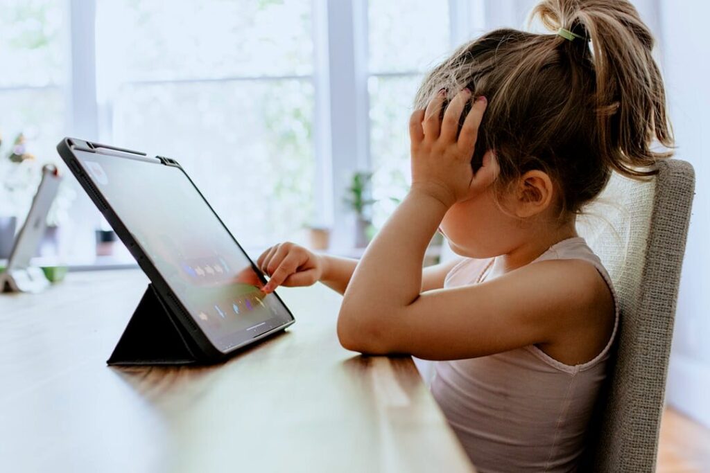 كيف أحوّل وقت الشاشة الضائع إلى وقت تعلّم العربية