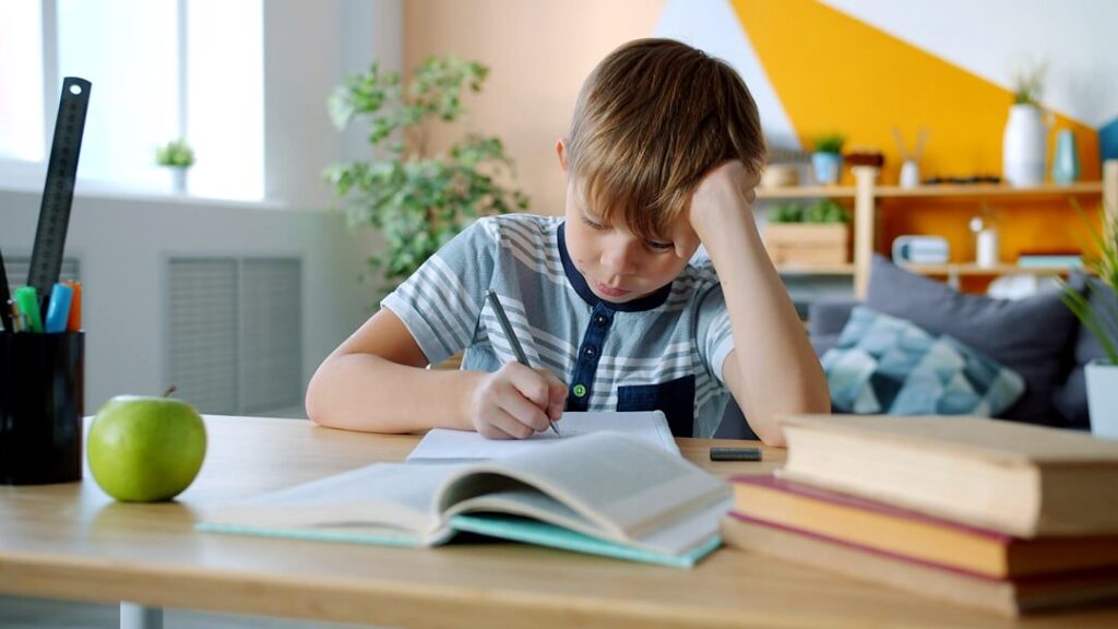 من التتبّع إلى الكتابة الحرّة: دليل انتقال عملي لطفلك