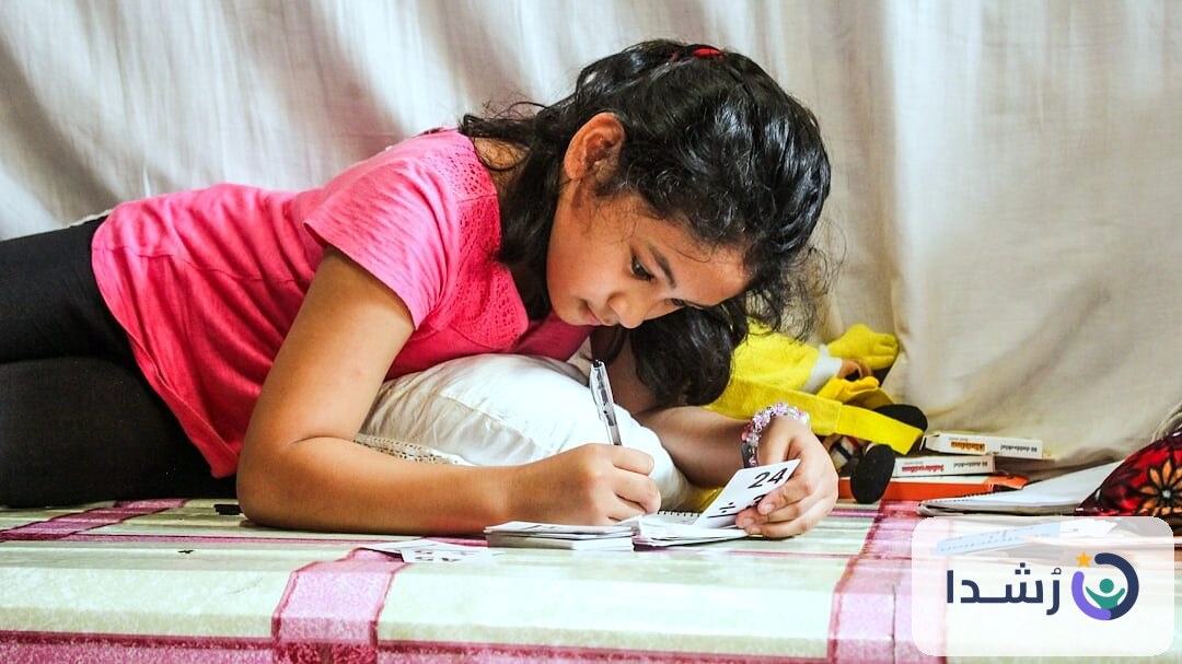 طفلة تكتب الأرقام على ورقة أثناء التعلم