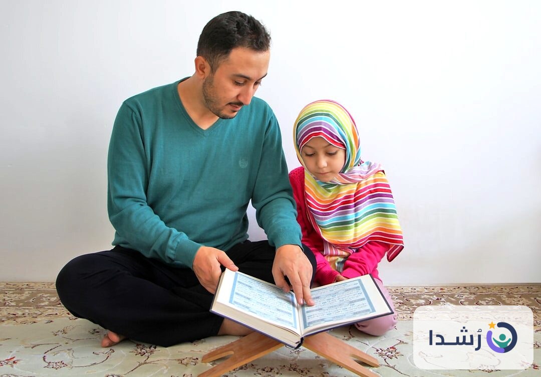 أب يعلّم ابنته القراءة من كتاب باللغة العربية