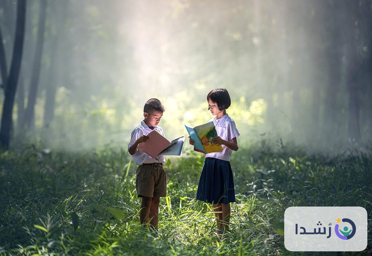 طفلان يقرآن في الطبيعة وسط الأشجار