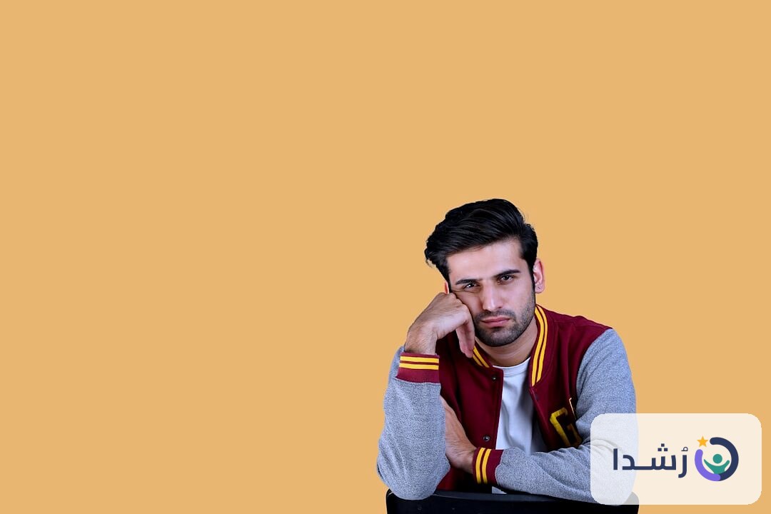 شاب يبدو متفكراً بملابس رياضية بألوان دافئة.