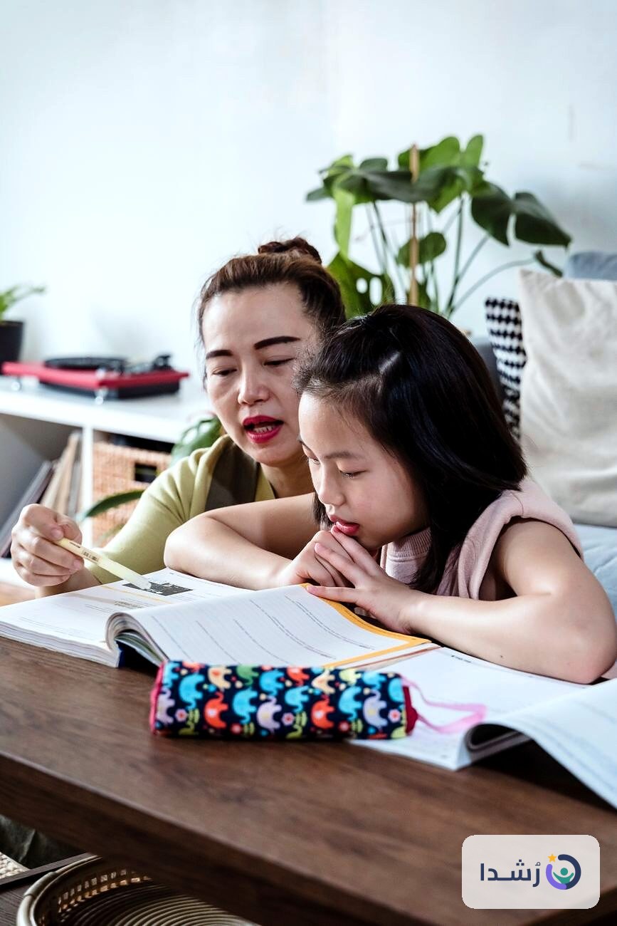 أم تساعد طفلتها في دراسة اللغة العربية