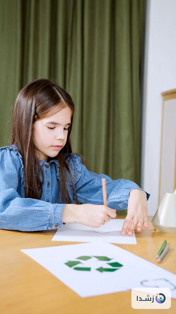 طفلة تكتب وتتعلم في بيئة تعليمية مريحة.