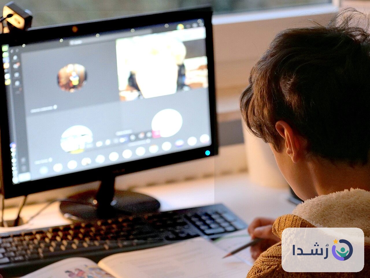 طفل يتعلم عبر الإنترنت باستخدام الكمبيوتر.