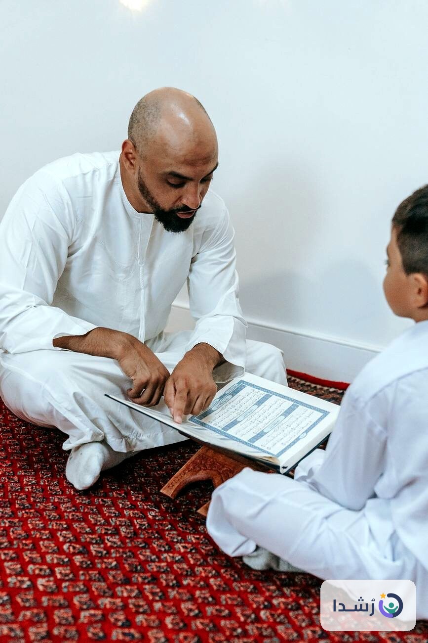 أب يعلم طفله القراءة في جو هادئ