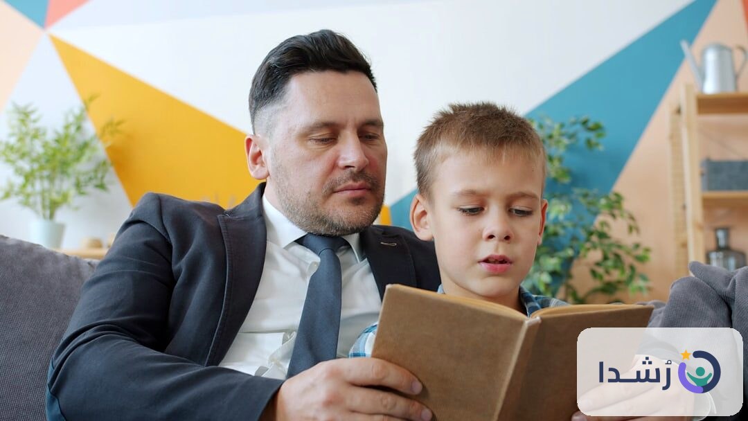 أب يقرأ كتابًا مع طفله في غرفة ملونة