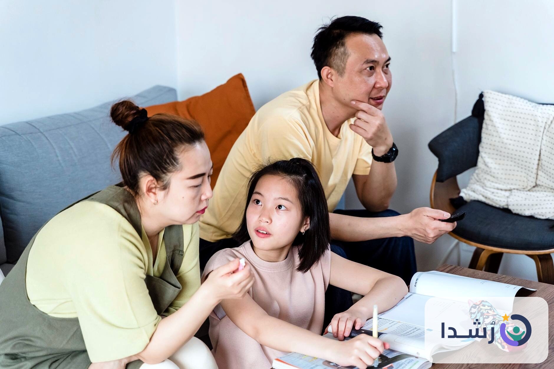 عائلة تتفاعل أثناء تعليم الطفلة في المنزل
